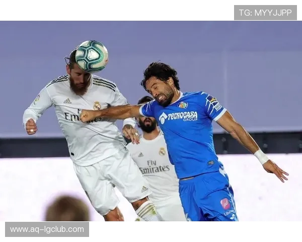 以皇马荣耀为核心的足球桌垫潮流设计与场景搭配灵感深度解析